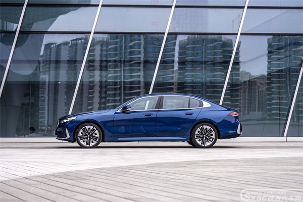 汽车绅士--BMW5系，穿越时光的优雅与进取